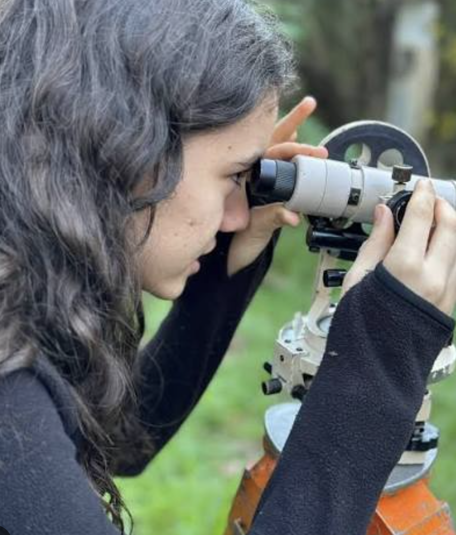 Estudante em uma atividade prática ao ar livre
