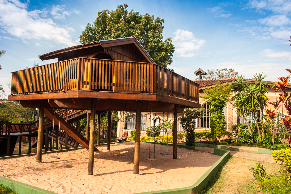 Espaço de madeira em meio à área verde da Viver Escola Waldorf