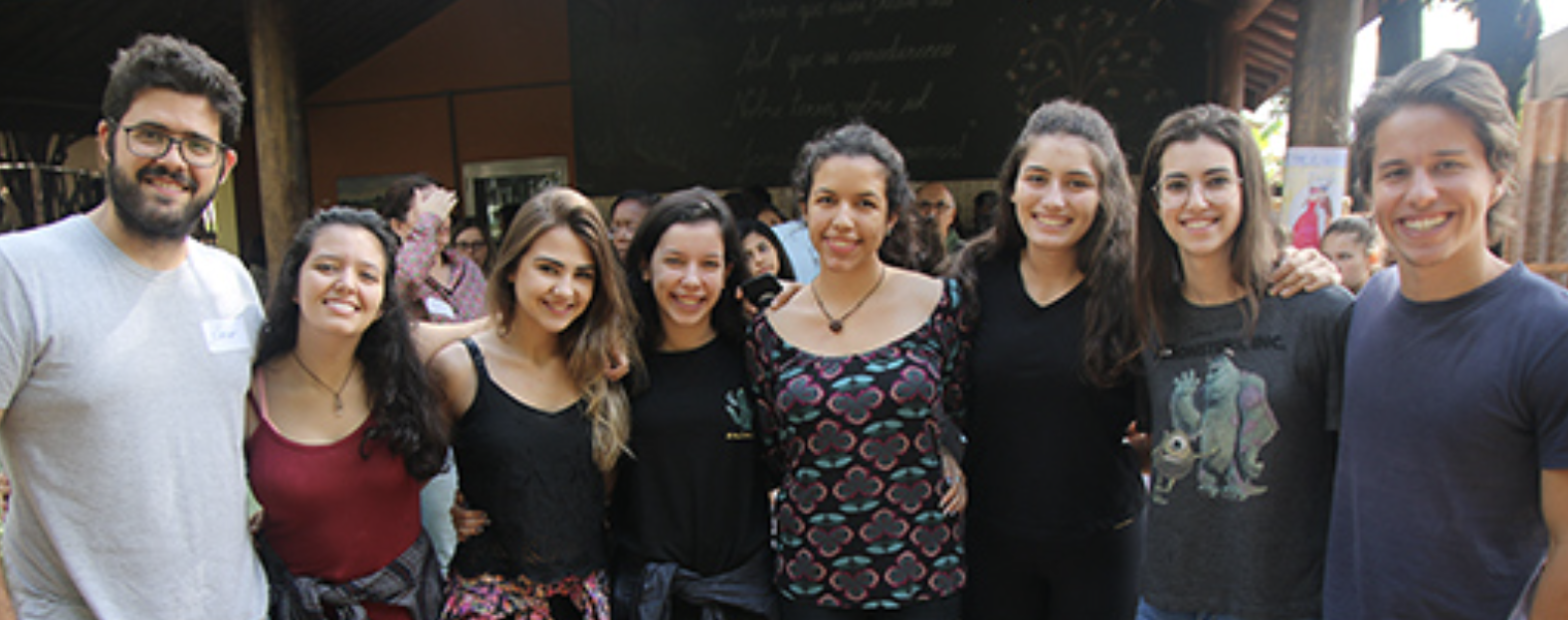Comunidade reunida na Viver Escola Waldorf